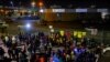 Migrantes realizan una vigilia frente a la oficina del Instituto Nacional de Migración (INM) por las víctimas de un incendio en un centro de detención de migrantes, en Ciudad Juárez, México, el 28 de marzo de 2023. REUTERS/ José Luis González