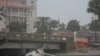 Un bateau déjà endommagé par l'ouragan Helene est échoué sur un pont avant l'arrivée de l'ouragan Milton, à South Pasadena, Floride, le 9 octobre 2024.