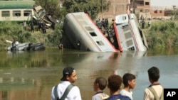 Warga di lokasi kecelakaan, setelah sebuah lokomotif menabrak ekor kereta penumpang yang menuju Kairo di Mesir selatan, di provinsi Minya, sekitar 168 mil selatan Kairo, Minggu 13 Oktober 2024.