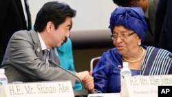 Primeiro-ministro japonês Shinzo Abe cumprimenta presidente liberiana Ellen Johnson Sirleaf 