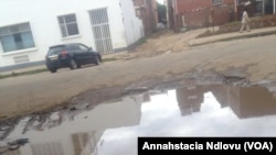  Imigwaqo yakoBulawayo elamagodi agcwele amanzi