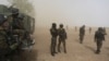 Des militaires camerounais de la Brigade d'intervention rapide assurent la sécurité près d’un hélicoptère à Kolofata, Cameroun, 16 mars 2016. 
