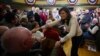 La candidata presidencial republicana y exembajadora de Estados Unidos ante las Naciones Unidas, Nikki Haley, saluda a sus simpatizantes cuando llega a una reunión de campaña en Derry, New Hampshire, el 28 de noviembre de 2023.